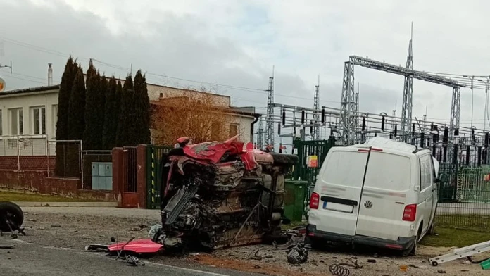 Zničené auto po tragickej nehode na Myjave.