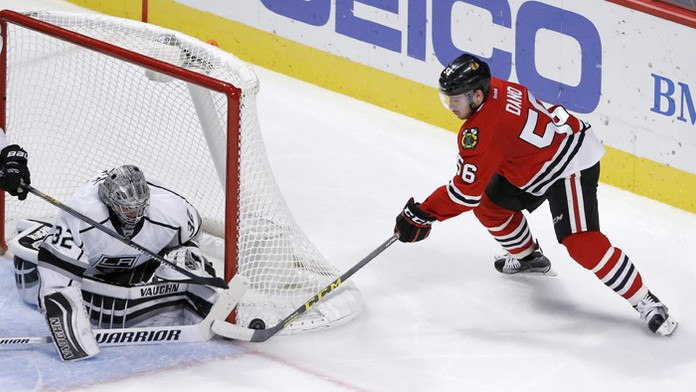 Marko Daňo (Chicago Blackhawks) sa snaží skórovať do brány Jonathana Quicka (LA Kings).