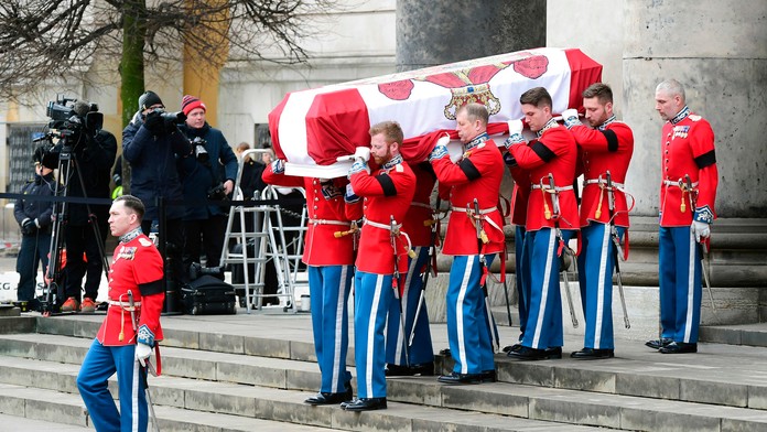 Nosiči s rakvou princa Henrika počas pohrebu v dánskej Kodani. 