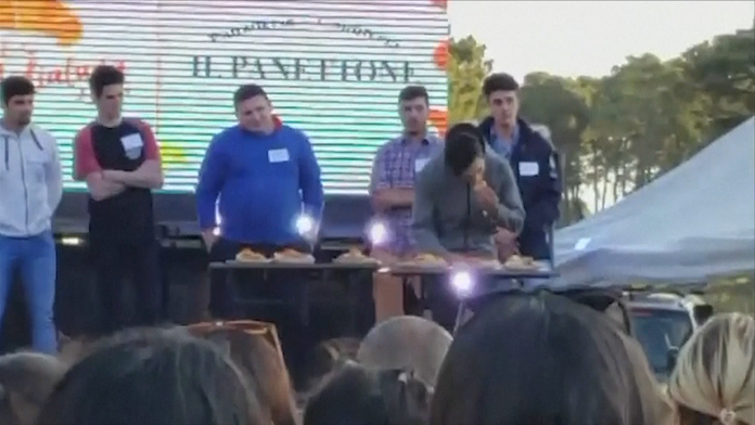 Pri súťaži v jedení sa zadrhol muž