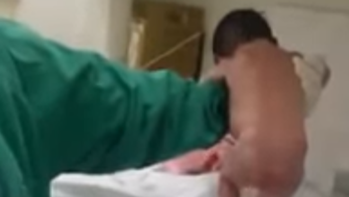 Dievčatko všetkých prekvapilo. 