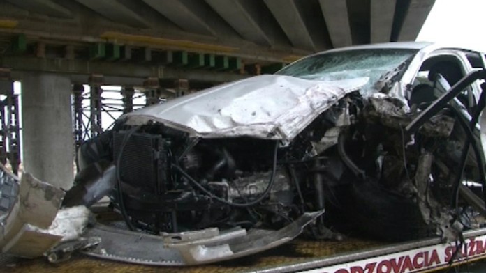 Dvaja mŕtvi po čelnej zrážke.jpg