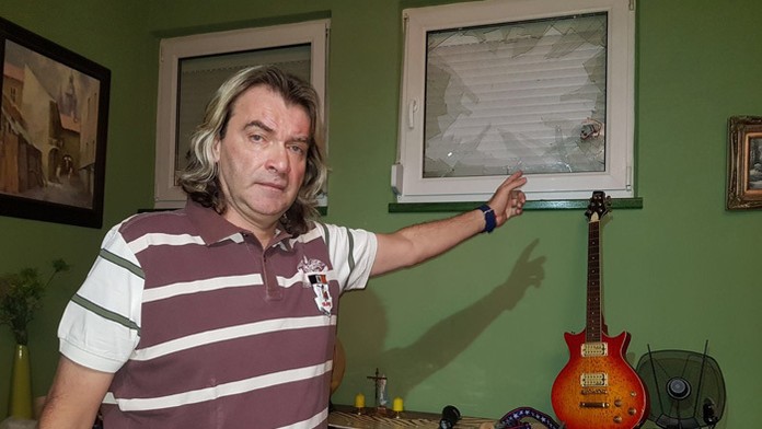 Pred apartmánom Braňa Mojseka vybuchla neznáma látka.