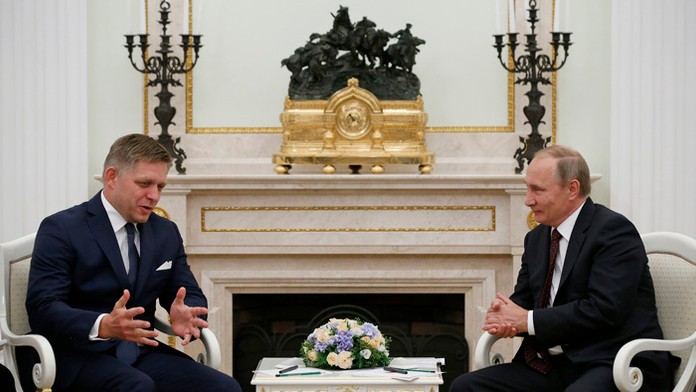 Ruský prezident Vladimir Putin a sloveský premiér Robert Fico počas stretnutia v moskovskom Kremli.