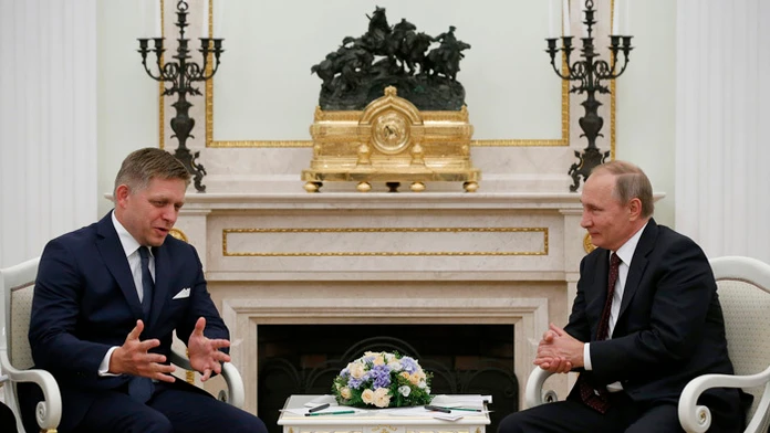 Ruský prezident Vladimir Putin a sloveský premiér Robert Fico počas stretnutia v moskovskom Kremli.