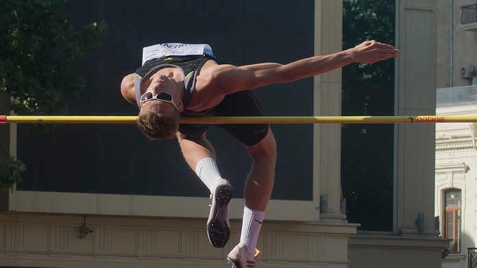 Na špeciálnom výškarskom podujatí boli trochu netradičné podmienky. Matúš Bubeník musel skákať so slnečnými okuliarmi.