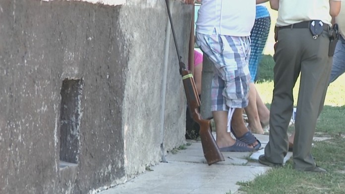 Chlapček postrelil svoju matku v 8. mesiaci tehotenstva