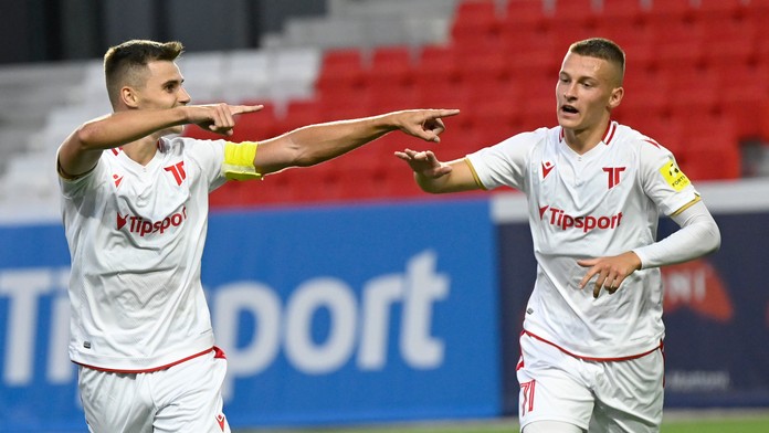 Jakub Kadák so spoluhráčom oslavuje gól.