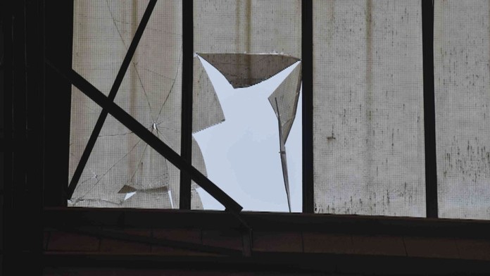 Z tejto strechy spadol mladý muž