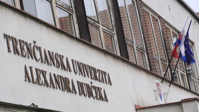 Trenčianska univerzita Alexandra Dubčeka výučbu nepreruší, zostáva však v štrajkovej pohotovosti
