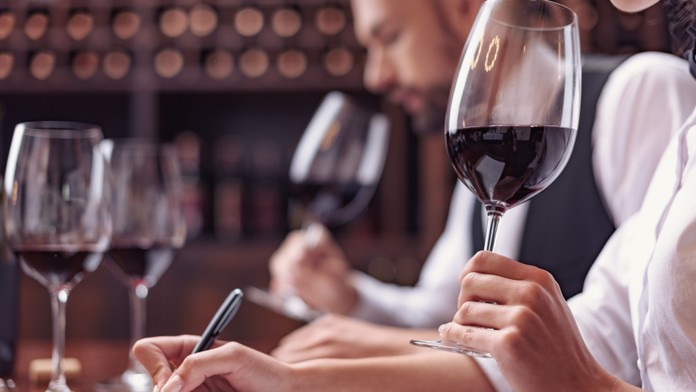 Do prestížnej súťaže zo žartu prihlásili víno, ktoré pijú bezdomovci. Vyhralo zlatú medailu