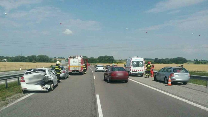 Nehoda štyroch áut pri obci Pata.