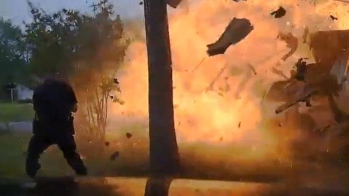 Policajtom v Texase pred nosom vybuchol dom