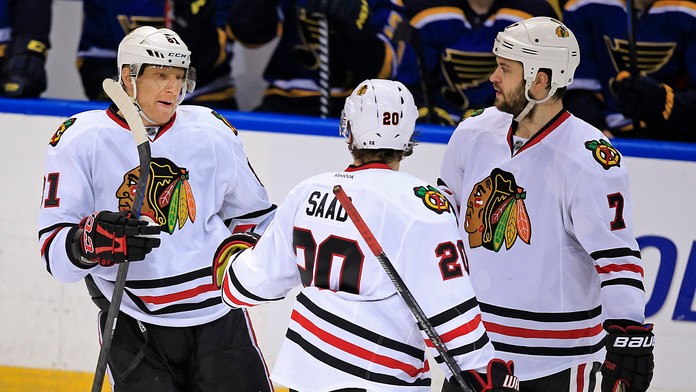 Marián Hossa sa teší zo svojho gólu do siete St. Louis Blues so spoluhráčmi Brentom Seabrookom a Brandonom Saadom.