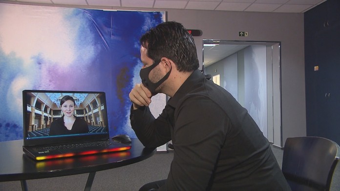 Umelá inteligencia moderovala