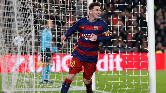 Lionel Messi dáva piaty gól do brány AS Rím.