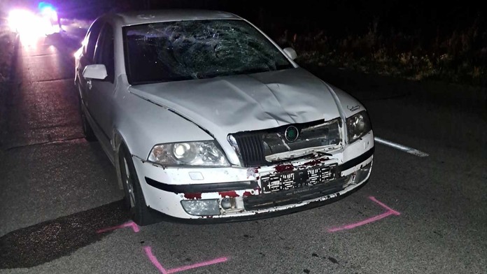 Tragédia pri obci Číž. Chodca kráčajúceho po ceste zrazilo auto, zraneniam podľahol