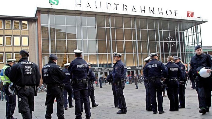 Na snímke nemeckí policajti hliadkujú pred hlavnou stanicou v Kolíne nad Rýnom.