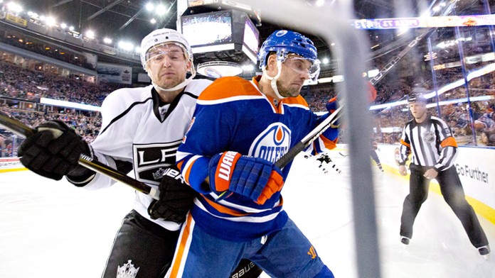 Trevor Lewis (Los Angeles Kings) a Andrej Sekera (Edmontonu Oilers).