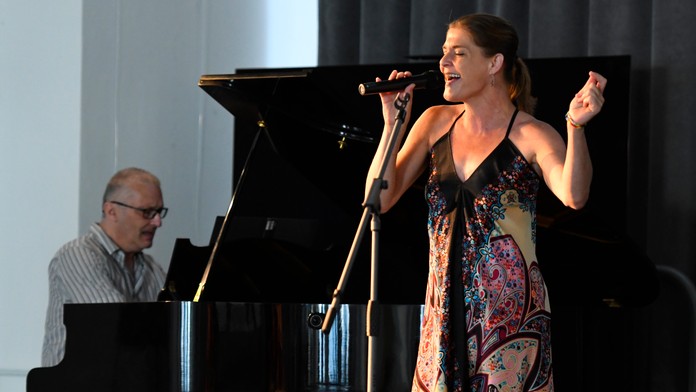 Na snímke Katarína Feldeková spieva a Richard Šimurka hrá na klavíri.