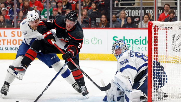 Erik Černák v súboji proti Caroline Hurricanes