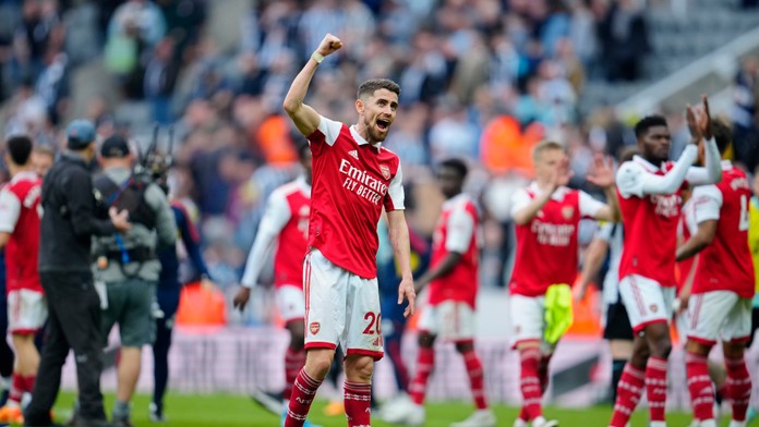 Futbalista Arsenalu Jorginho sa teší po strelení gólu.