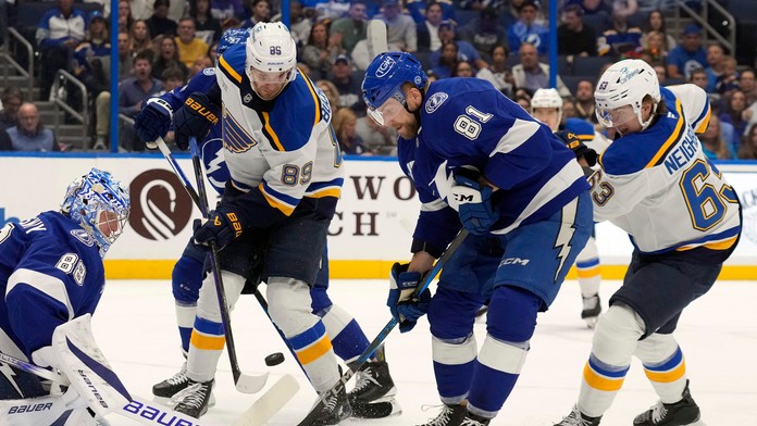 Erik Černák v zápase proti Buffalu Sabres