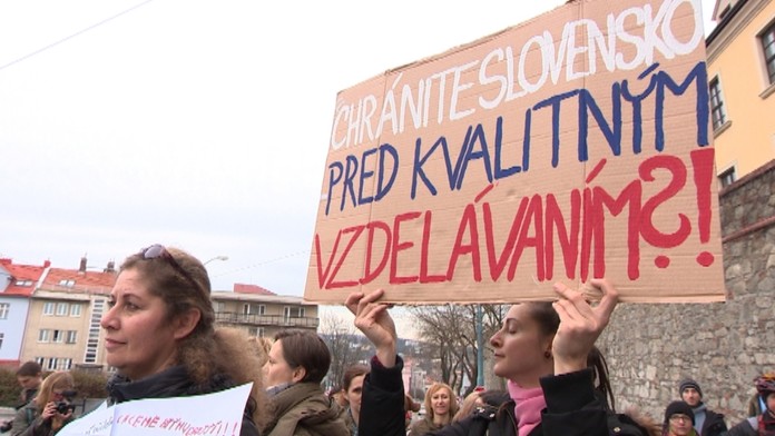 Učitelia pred parlamentom (archívna snímka)