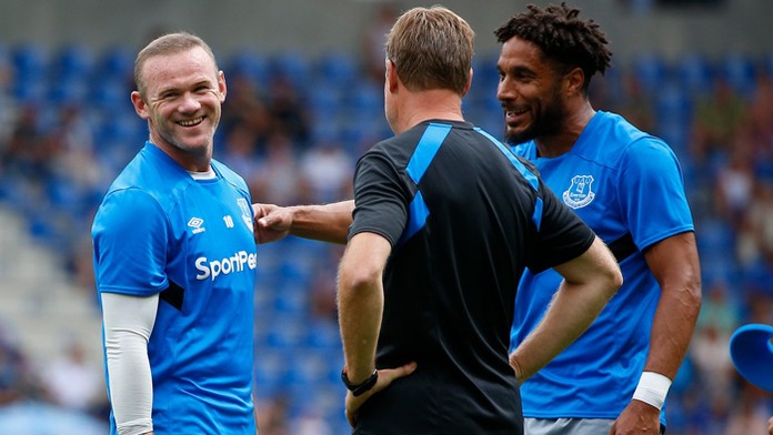 Wayne Rooney s koučom Evertonu Ronaldom Koemanom a spoluhráčom Ashley Williamsom