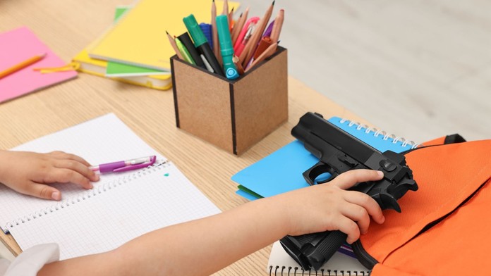 Dvojročný chlapec v USA postrelil priateľa svojej matky. Muž bojuje v nemocnici o život