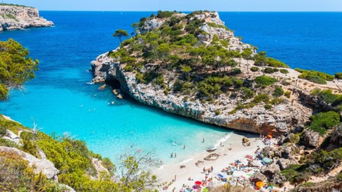 Malorku ničí nápor turistov. Obľúbená zátoka sa zmenila na smetisko