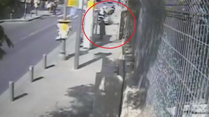 Najprv zrazil ľudí na zastávke, potom ich dobil tĺčikom na mäso