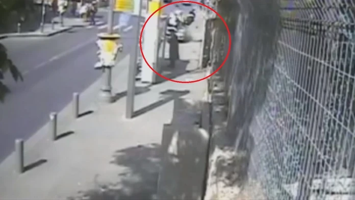 Najprv zrazil ľudí na zastávke, potom ich dobil tĺčikom na mäso