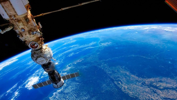 Uviaznutí astronauti sú zachránení. K ISS sa pripojila vesmírna loď, ktorá ich dopraví na Zem