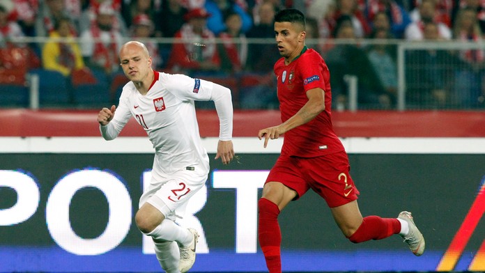 Hráč Portugalska Joao Cancelo (vpravo) a hráč Poľska Rafal Kurzawa v súboji o loptu.