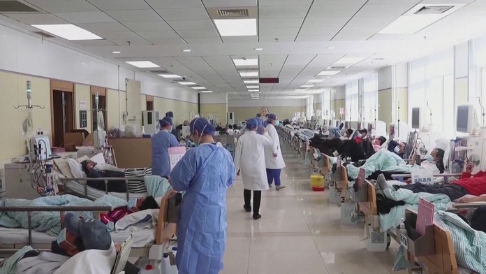 Chaos, niekoľkotýždňové karantény a prísny lockdown. COVID situácia v Číne je stále horšia, obyvatelia sú zúfalí