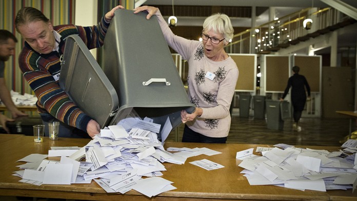Spočítavanie hlasov po skončení referenda o bližšom vzťahu k EÚ.