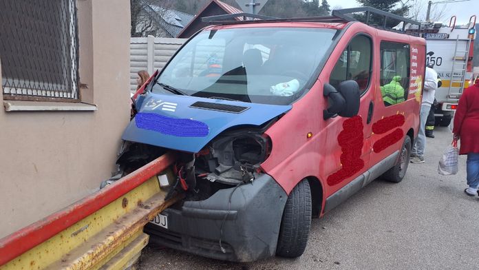 Na snímke havarované vozidlo v Rudňanoch, pri nehode sa zranili tri deti.