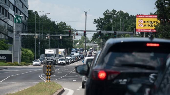 Autá stoje v zápche 