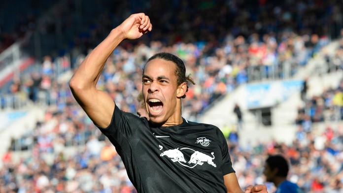 Útočník Lipska Yussuf Poulsen sa raduje z gólu.