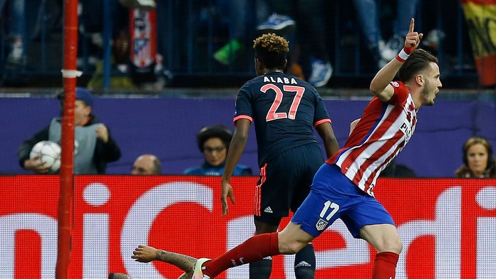 Na snímke vpravo hráč Atletica Saúl Níguez oslavuje svoj úvodný gól