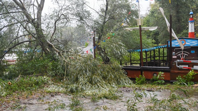 Zvýšená hladina Dunaja v Karloveskej zátoke v Bratislave.