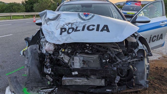 Zničené policajné auto.