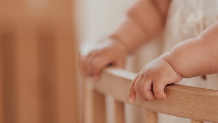 Rodinná tragédia v Poľsku: Batoľa vliezlo pod posteľ, prišlo o život