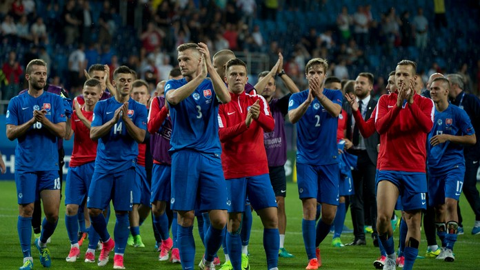 Slovenskí hráči ďakujú priaznivcom na ME 21 po víťazstve nad Švédskom.