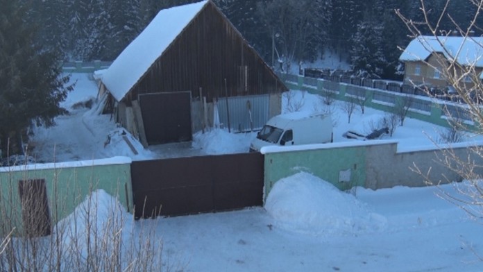Colníci urobili raziu v tomto dome vo Važci.