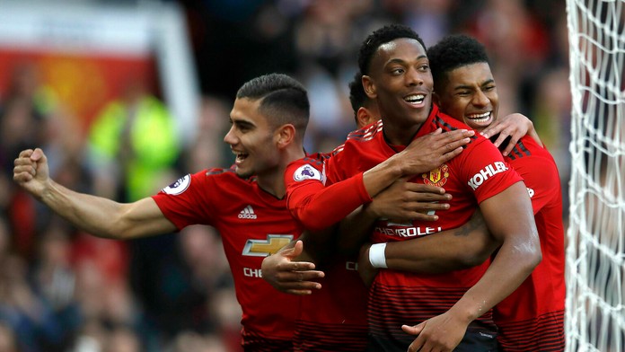 Zľava Lionel Messi a Malcom z Barcelony oslavujú gól proti Espanyolu Barcelona.