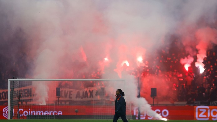 VIDEO: Slávny holandský klub odsúdil správanie svojich fanúšikov. Duel Ajaxu predčasne skončil