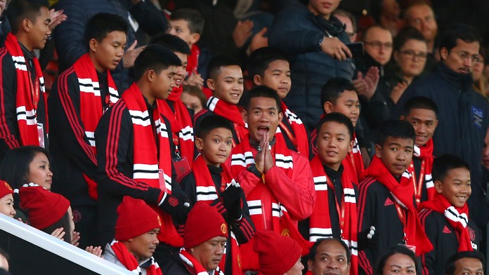 Thajskí chlapci, ktorí tri týždne prežili uviaznutí v jaskyni, sú na zápase Manchesteru United.