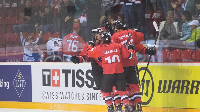 Hráči Banskej Bystrice sa radujú z gólu  počas zápasu skupinovej fázy hokejovej LM proti EC Red Bull Salzburg.